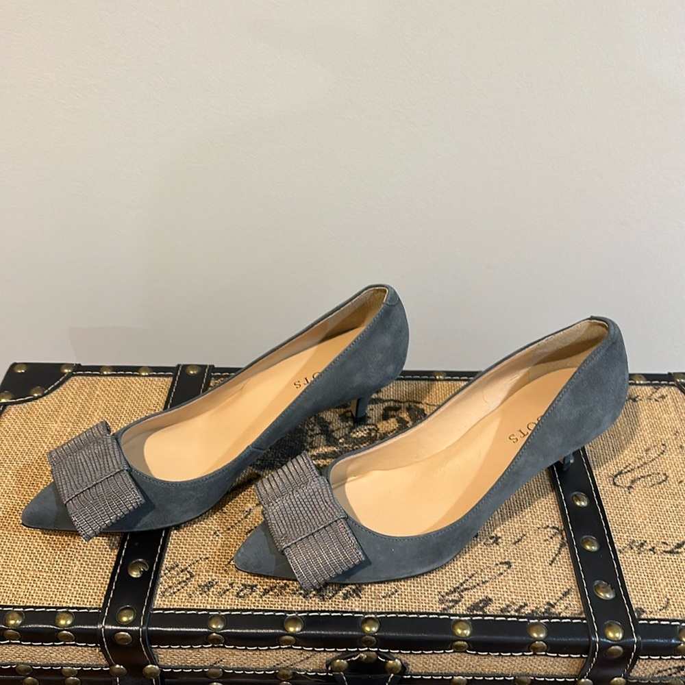 Gray suede and leather pump!